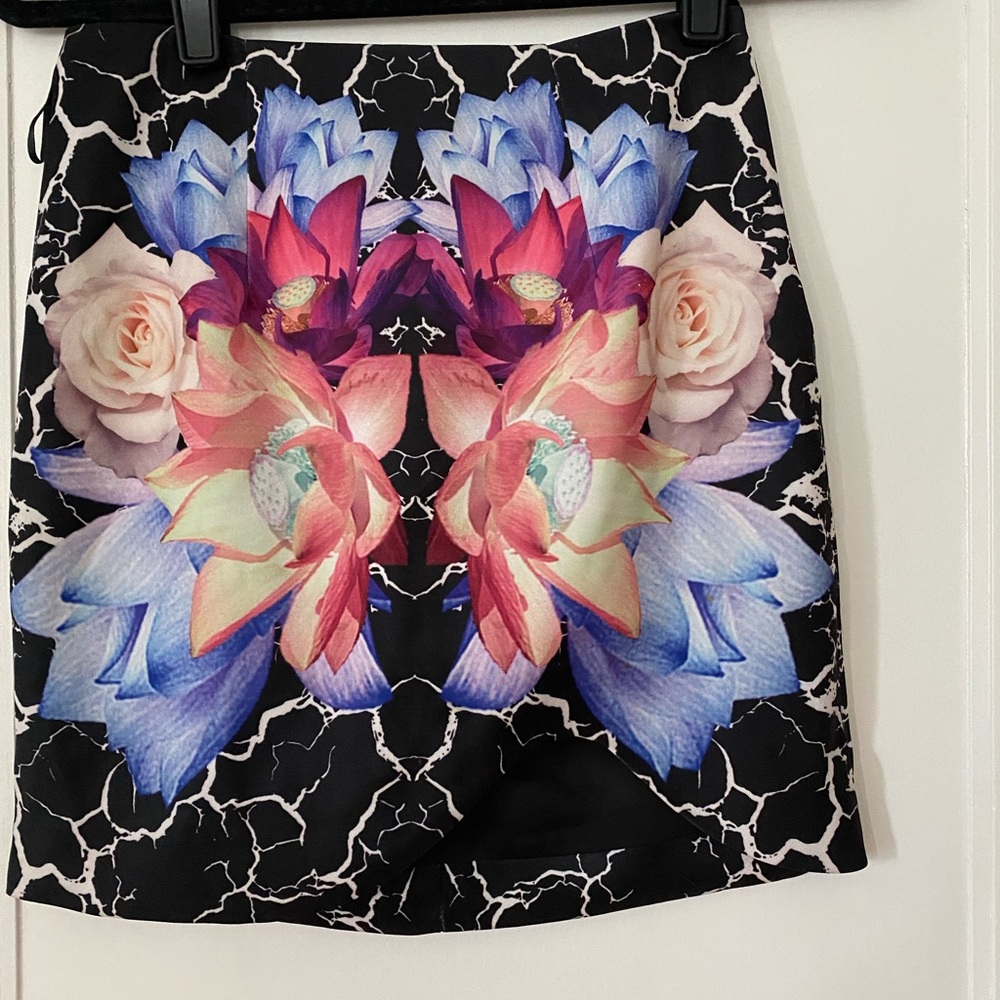 Tobi brand mini skirt. Funky flora pattern - Picture 2 of 3